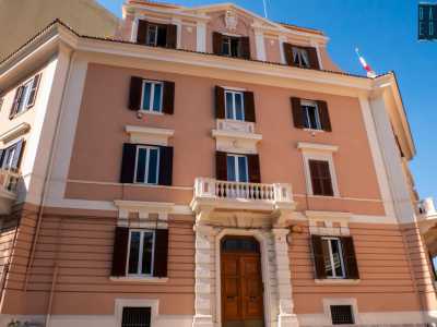 Presentano entrambi una facciata rosa e bianca...